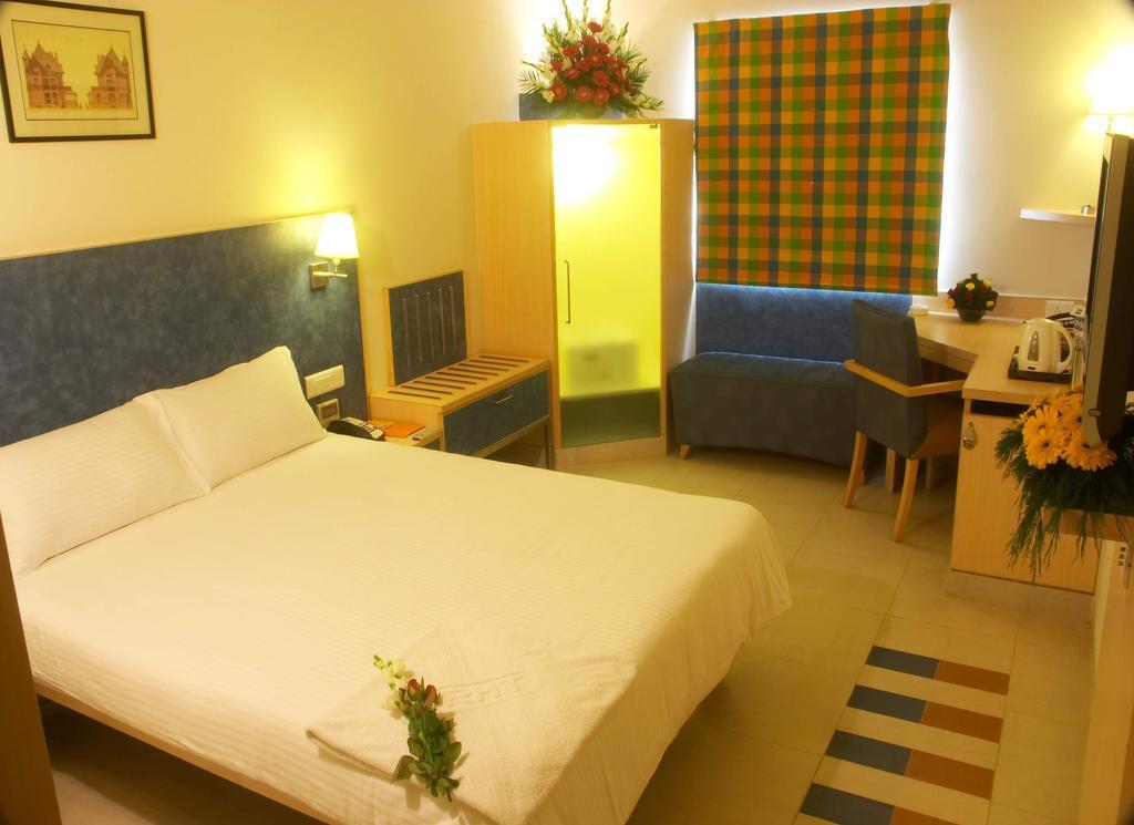 Radha Hometel Bangalore Buitenkant foto