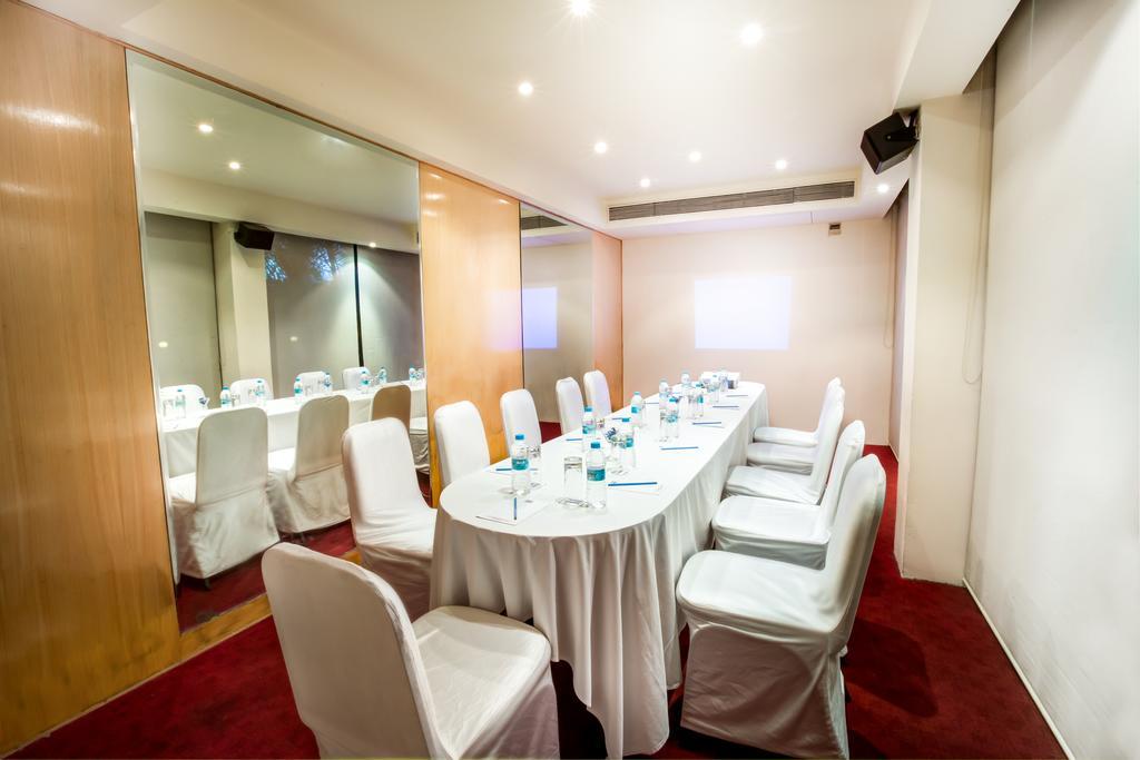 Radha Hometel Bangalore Buitenkant foto