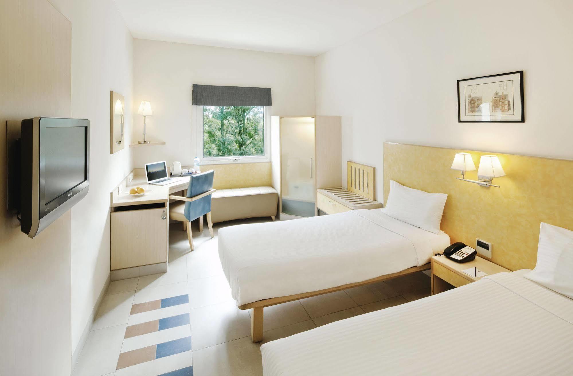 Radha Hometel Bangalore Buitenkant foto