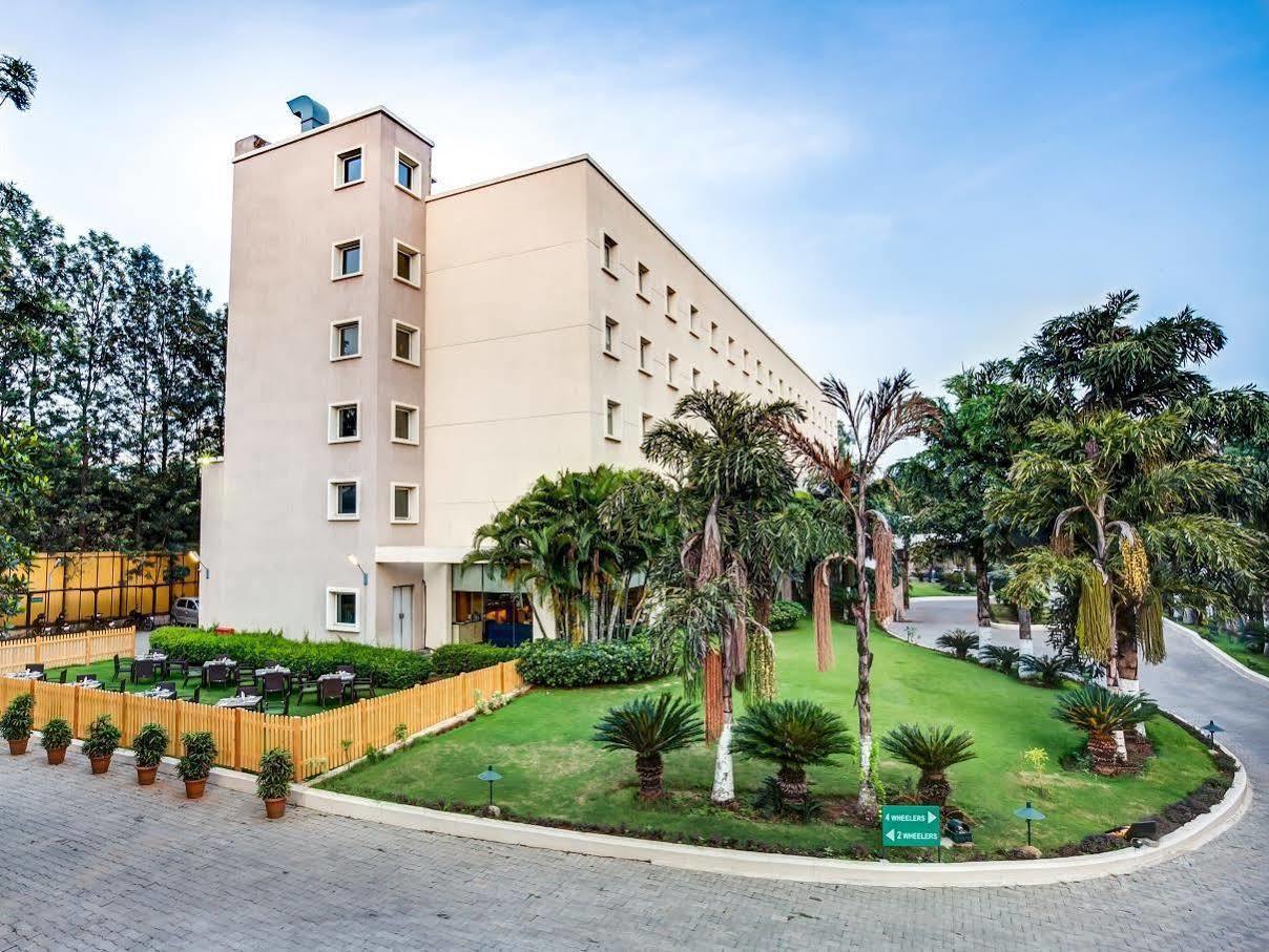 Radha Hometel Bangalore Buitenkant foto