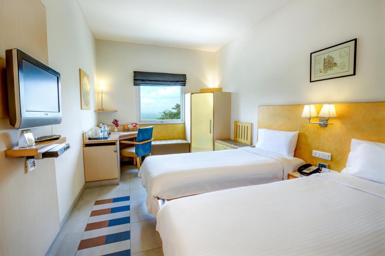 Radha Hometel Bangalore Buitenkant foto