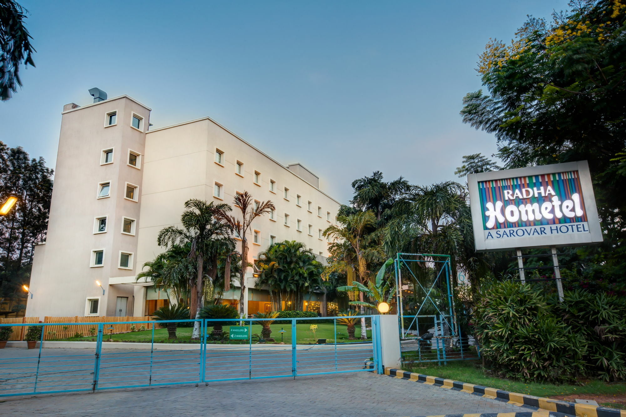 Radha Hometel Bangalore Buitenkant foto