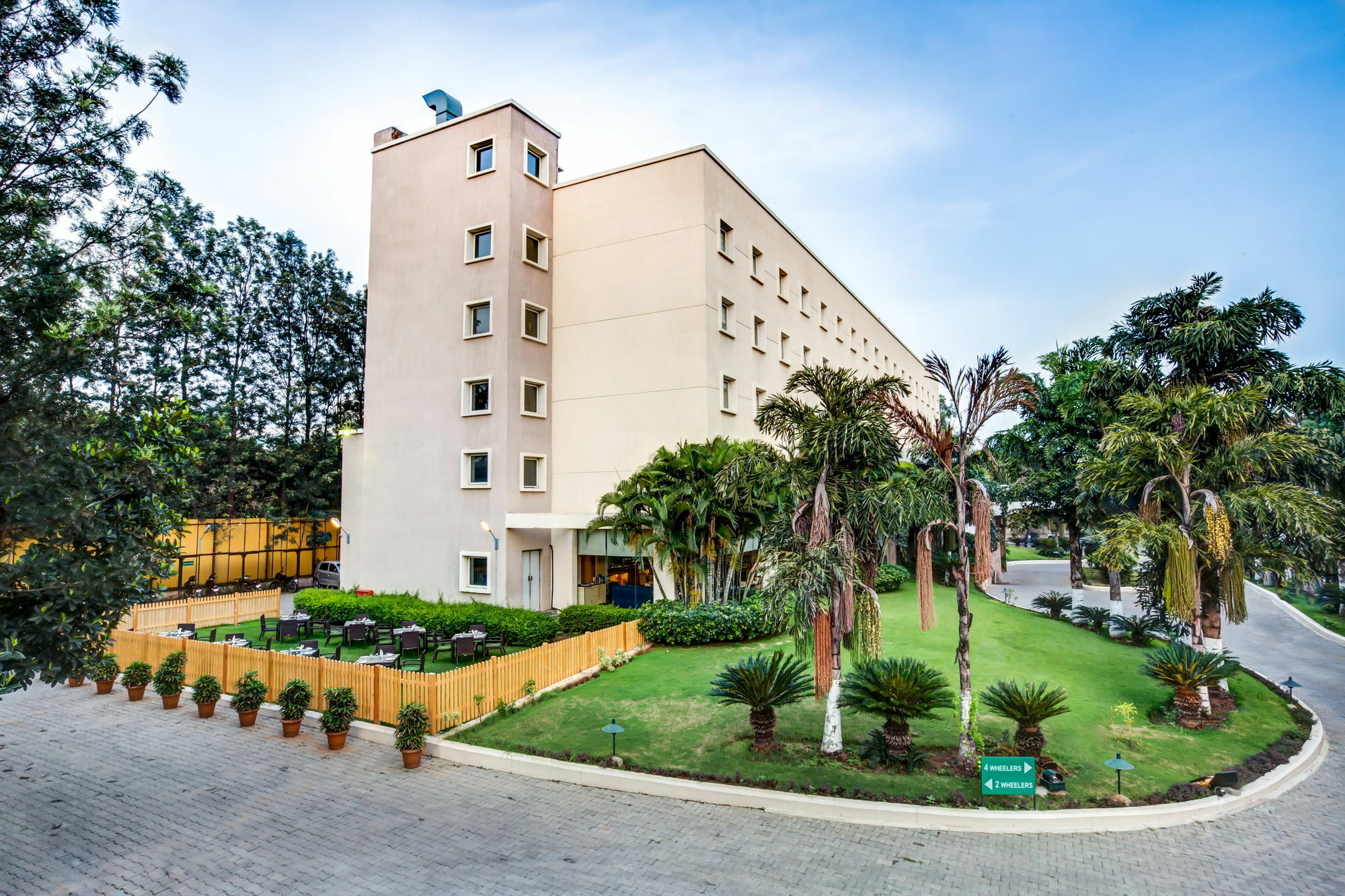 Radha Hometel Bangalore Buitenkant foto